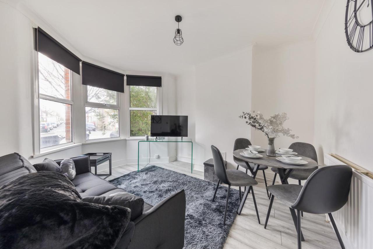 Beautifully Modern 2-Bed Apartment W/Garden Londra Esterno foto