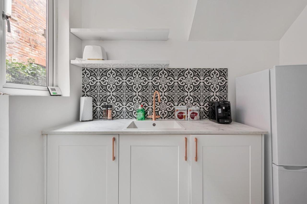 Beautifully Modern 2-Bed Apartment W/Garden Londra Esterno foto
