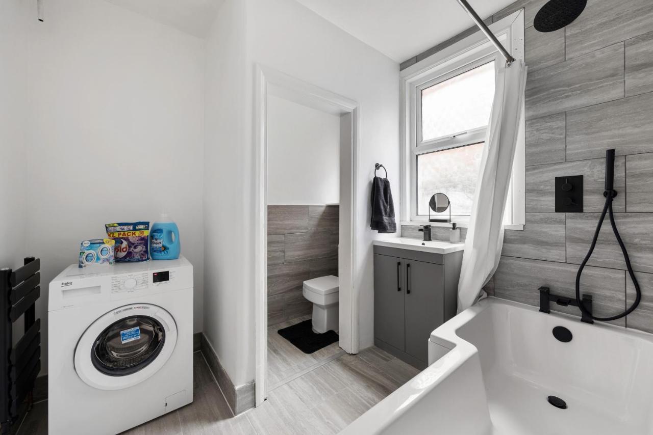 Beautifully Modern 2-Bed Apartment W/Garden Londra Esterno foto