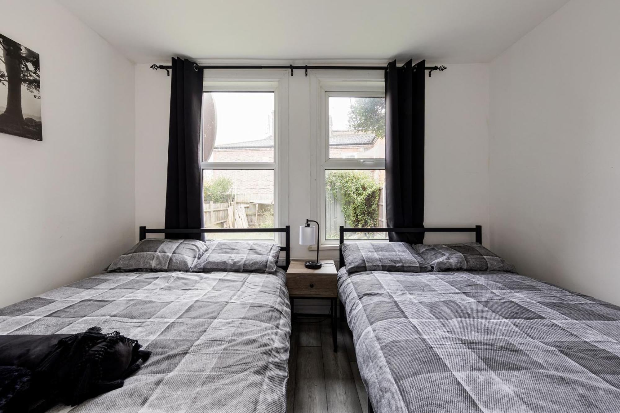 Beautifully Modern 2-Bed Apartment W/Garden Londra Esterno foto